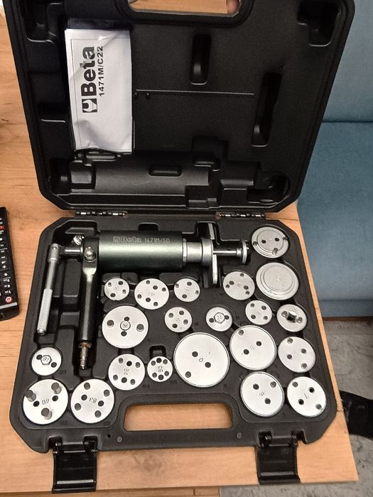 Przyrząd pneumatyczny do wyciskania tłoczków hamulcowych firmy Beta