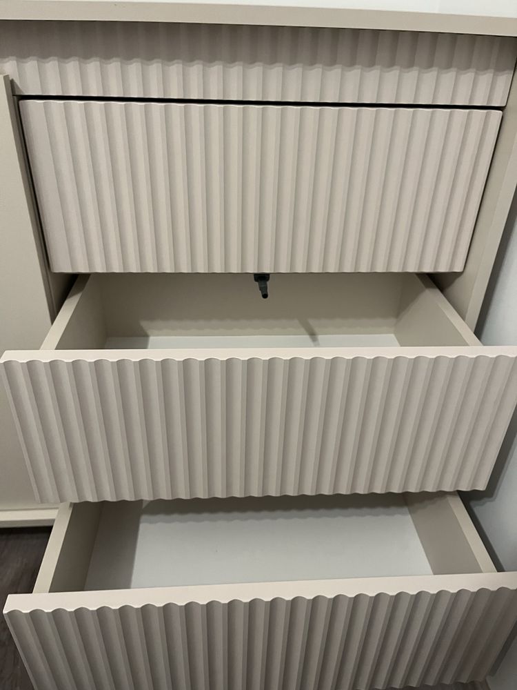Komoda ryflowana z polkami i 3 szufladami .