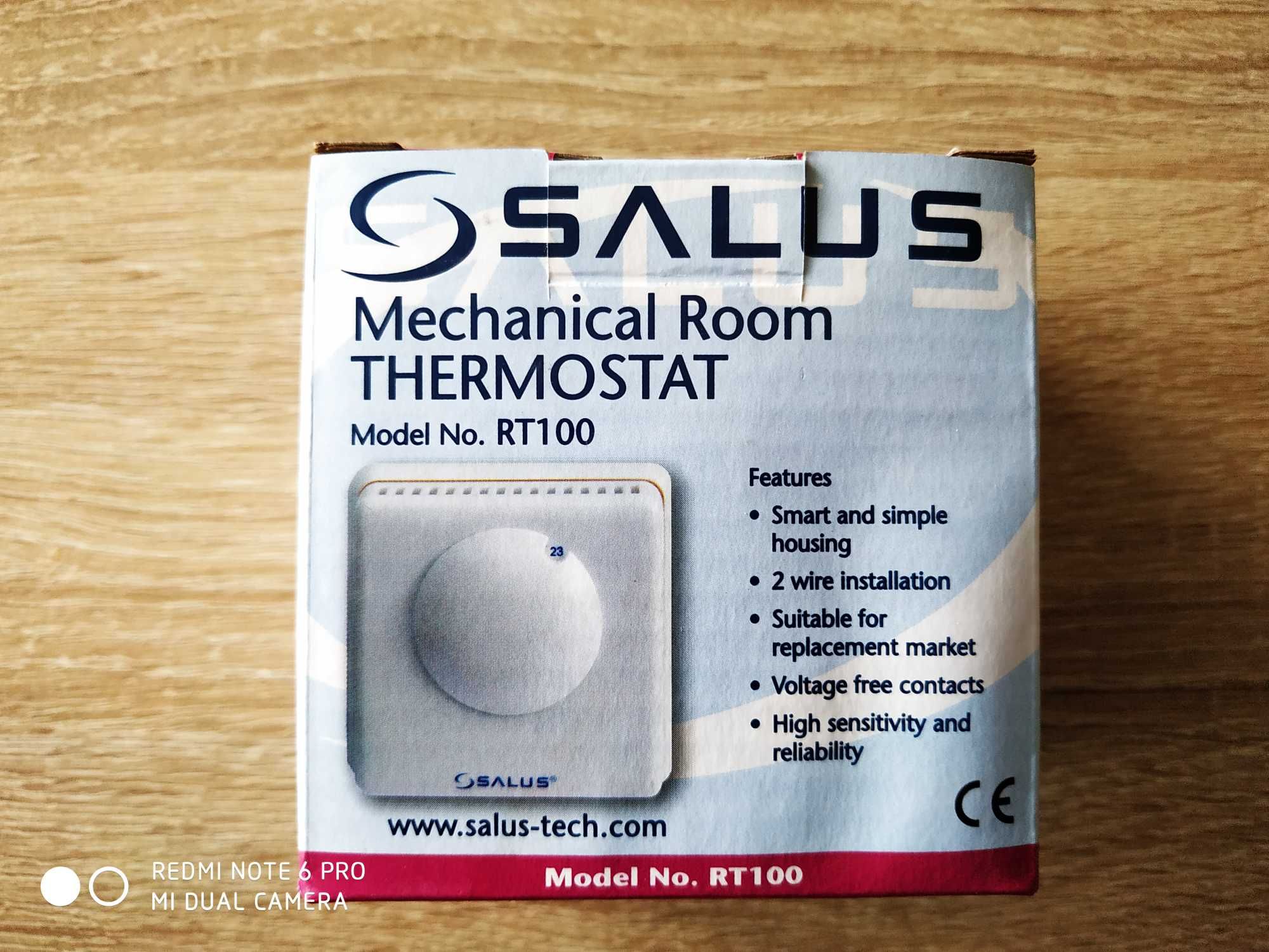 SALUS RT100 Dobowy, przewodowy, regulator temperatury