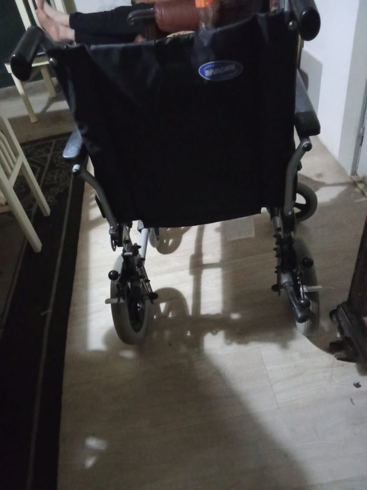 Cadeira de rodas de posicionamento como nova