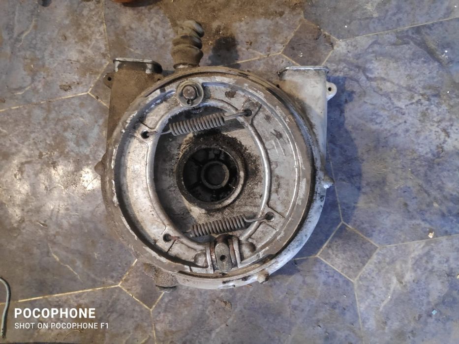 Передній тормозний барабан і задній