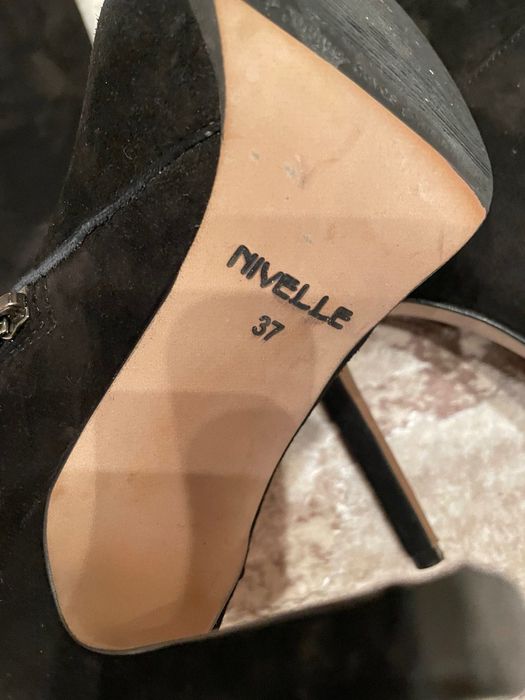 Натуральні високі ботфорди на шпильці