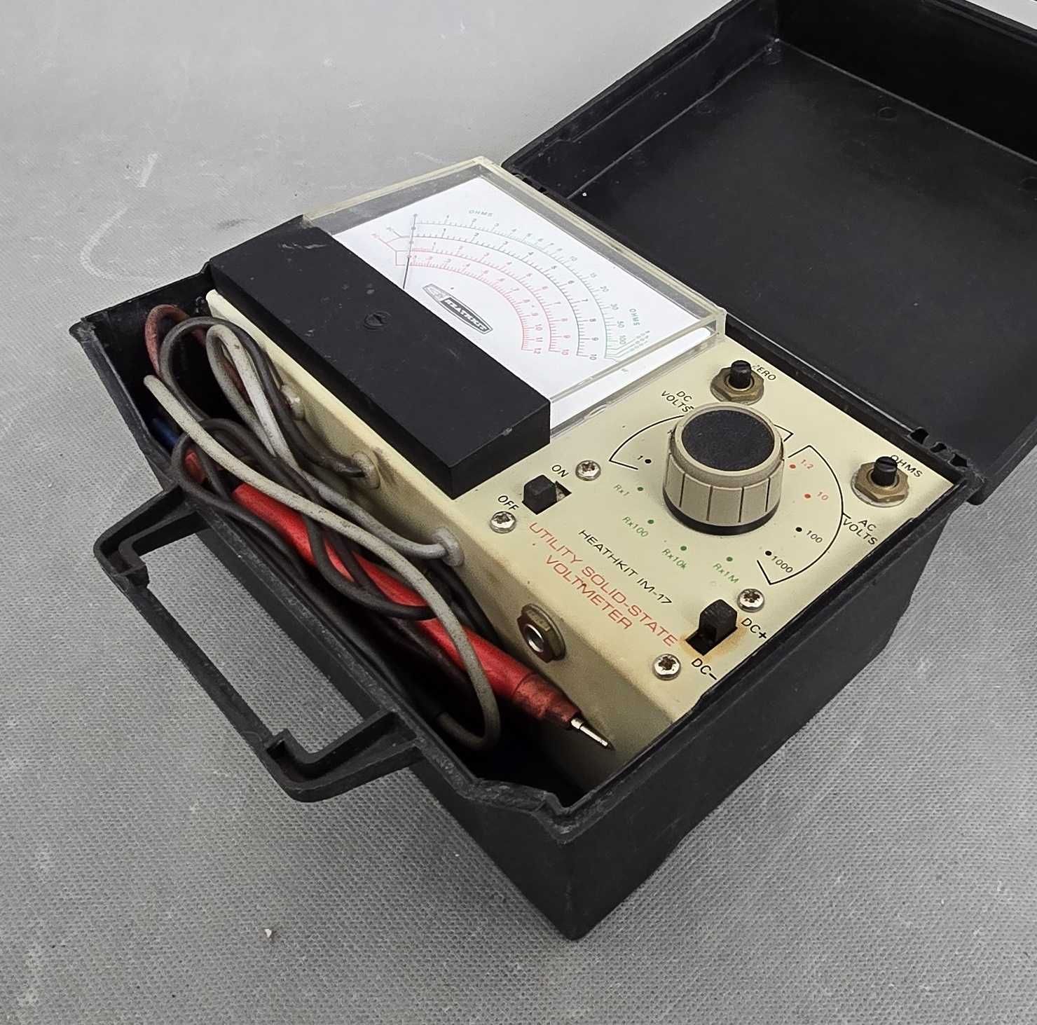 Woltomierz półprzewodnikowy Heathkit, model IM-17.