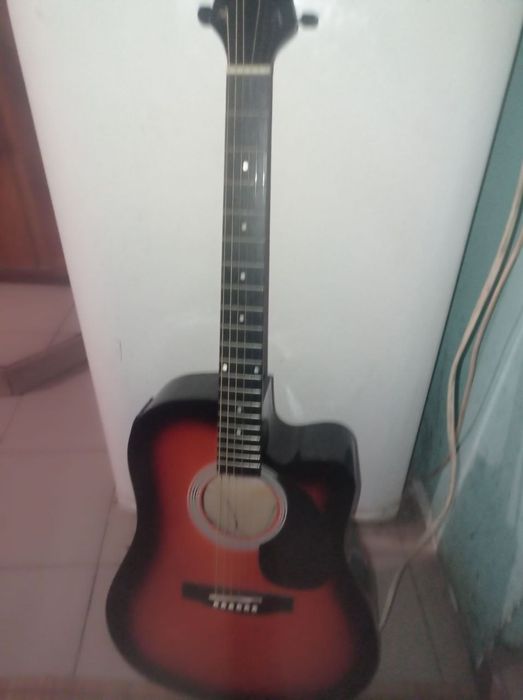 Продаю гитару,в хорошем состояни только наложенным платежом и с ней ид