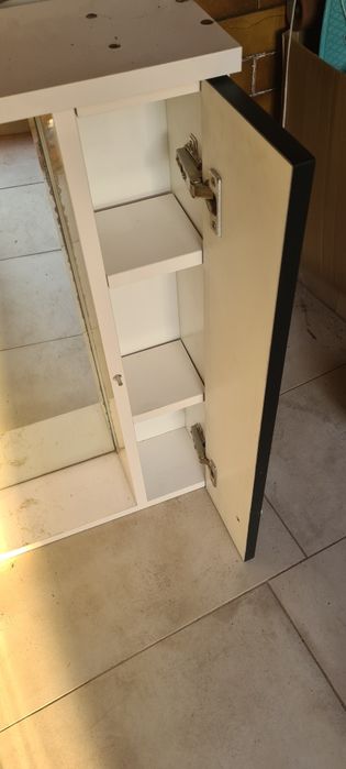 Wiszaca szafka z lustrem