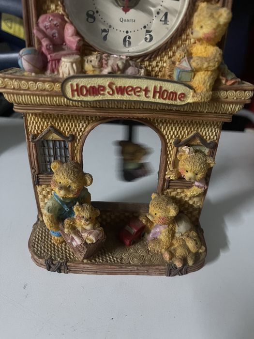 Relógio antigo em cerâmica