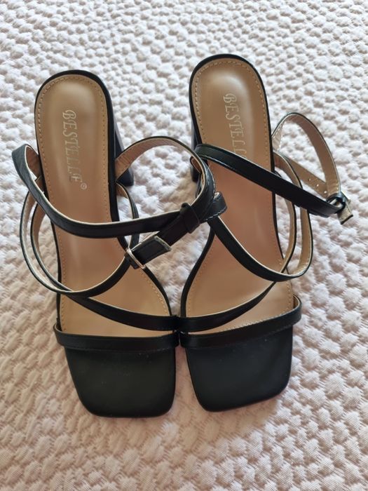 Sandálias em pele 37.