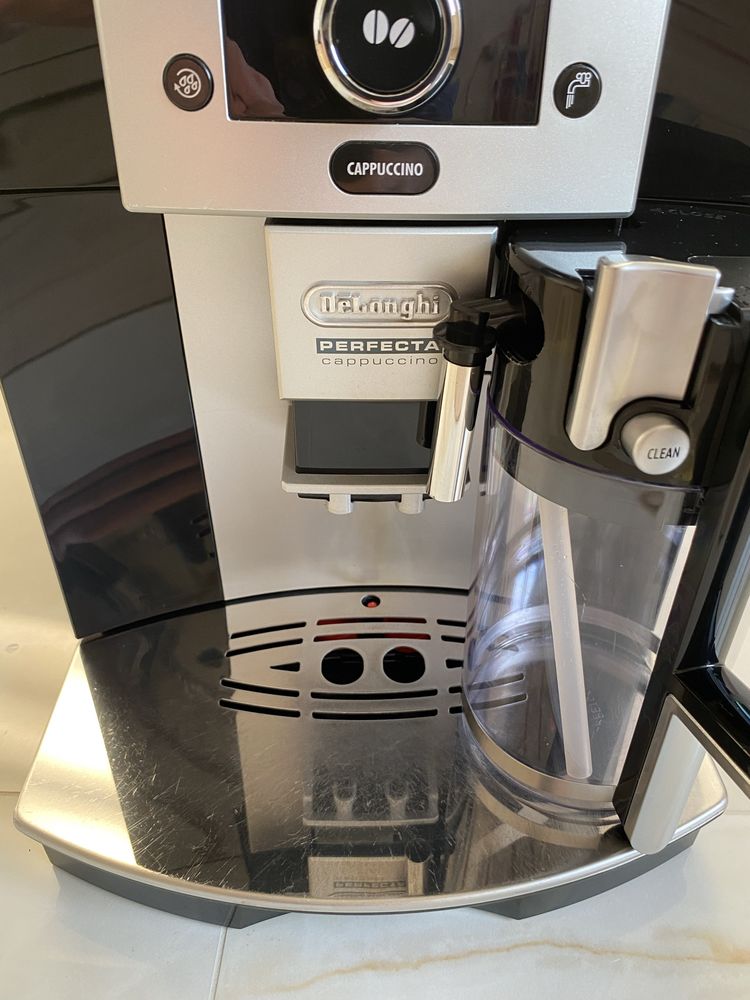 Кавоварка, кавомашина Delonghi Perfecta Cappuccino Esam 5550