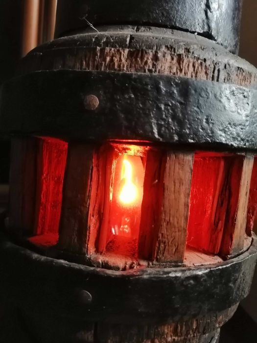 lampa na starej piascie od drewnianego kola w stylu rustykalnym