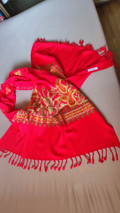 Indyjski, malinowy szal