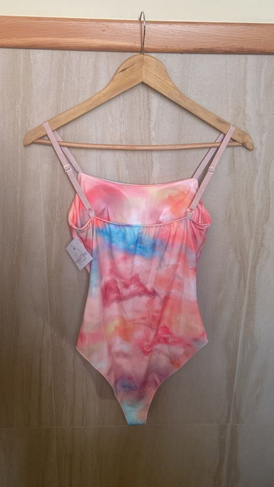 Body colorido em tons de rosa