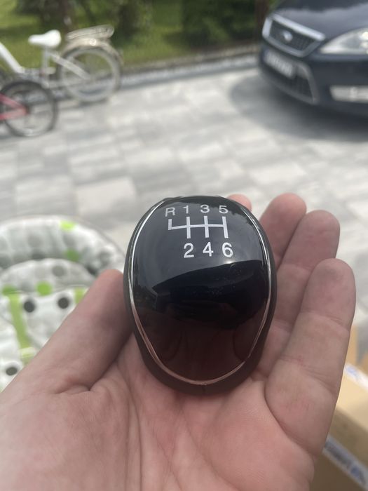 Gałka zmiany biegów.