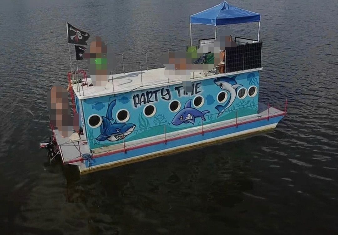 Barka mieszkalna na wodzie