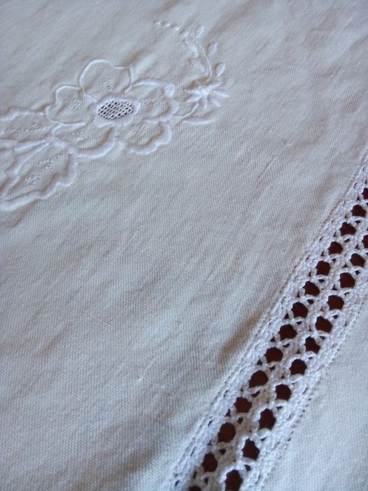 Toalha de Mesa em Linho e Crochê