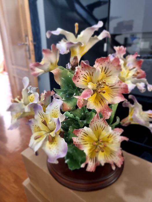 Arranjo de flores em louça