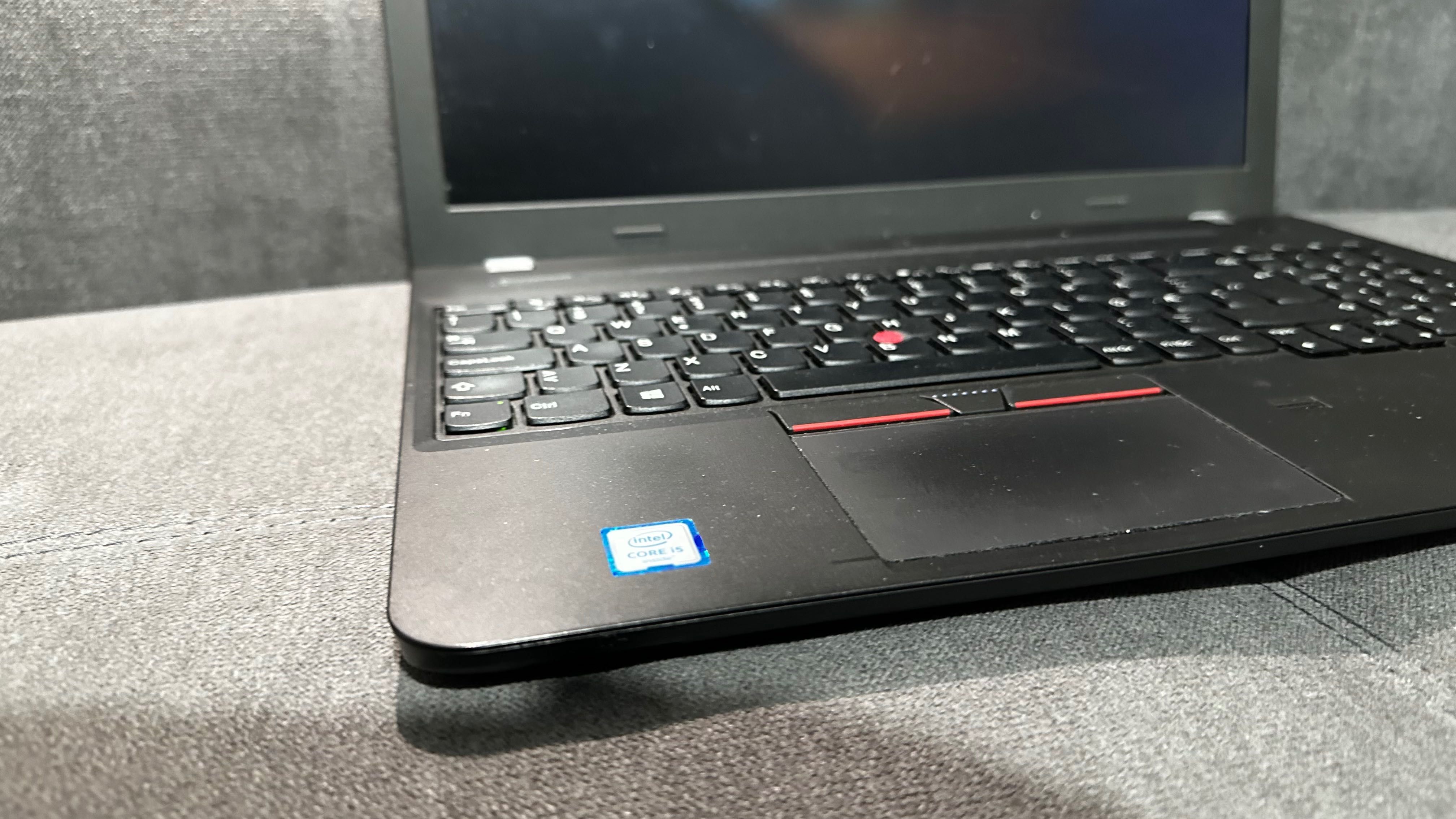 Ноутбук Lenovo ThinkPad E560 / 15.6" / Core i5-6200U /8GB/120ssd