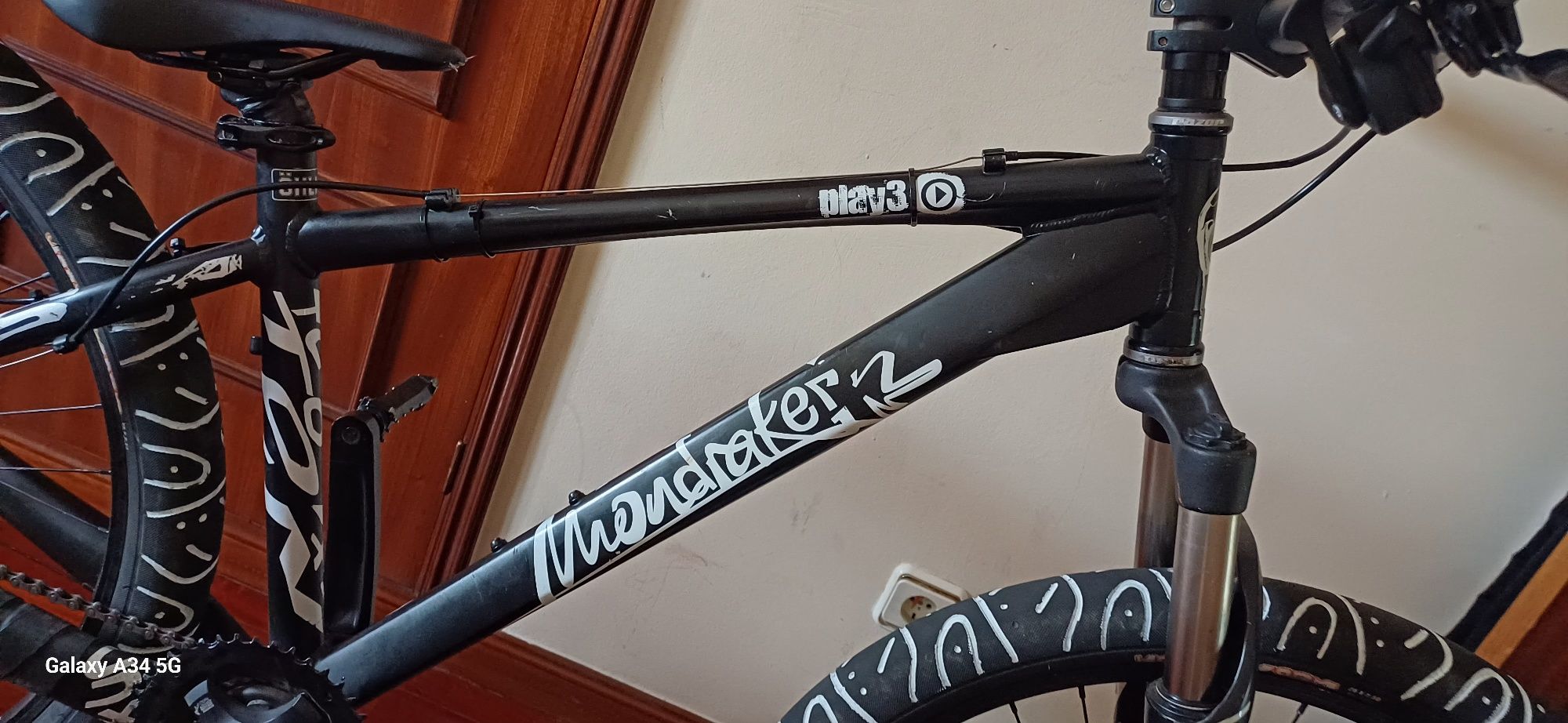 Bicicleta preparada para wheeling.