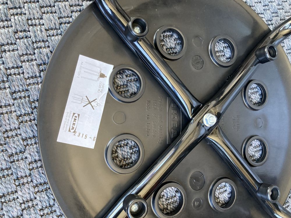 2x bancos pretos com almofadinhas de veludo azul