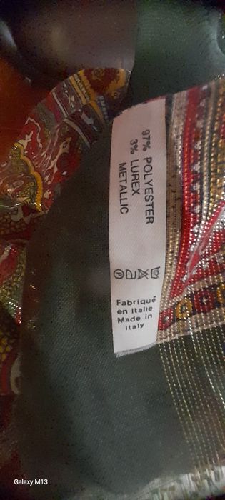 Lenços pretos e outros