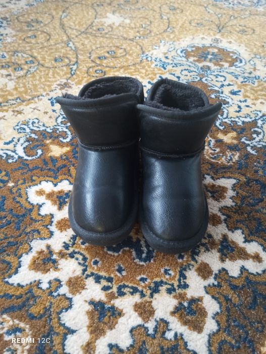 Уги для дівчинки