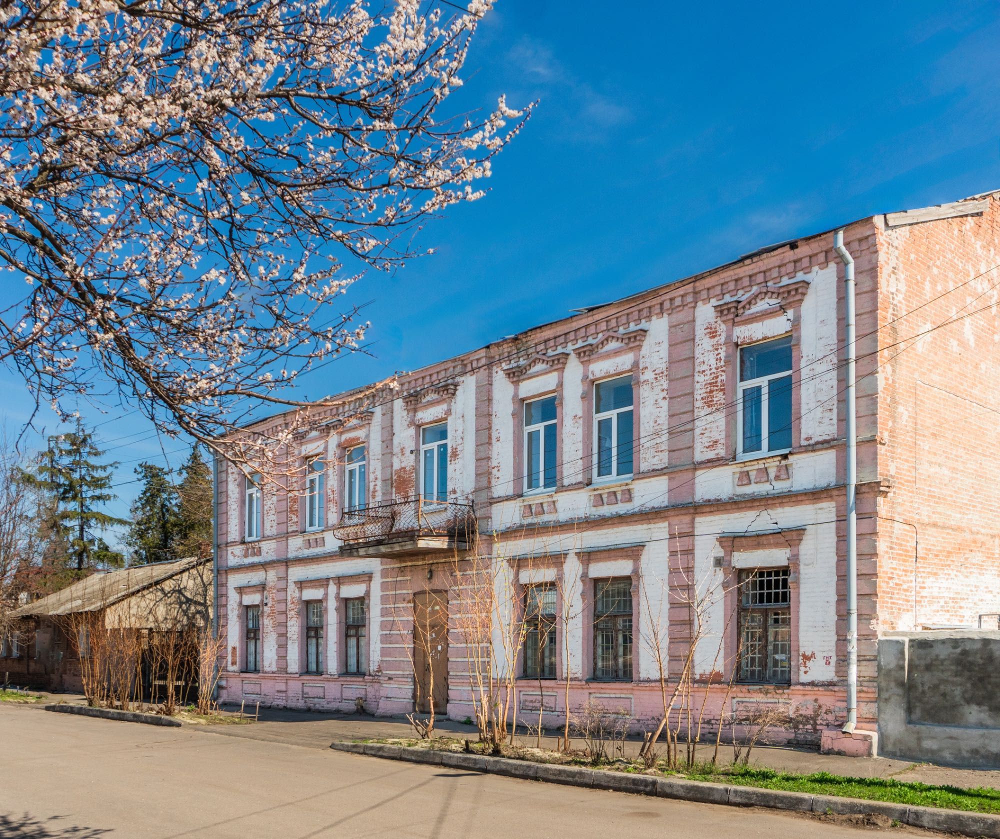 Продаж комерційного комплексу окремих будівель з двором в центрі
