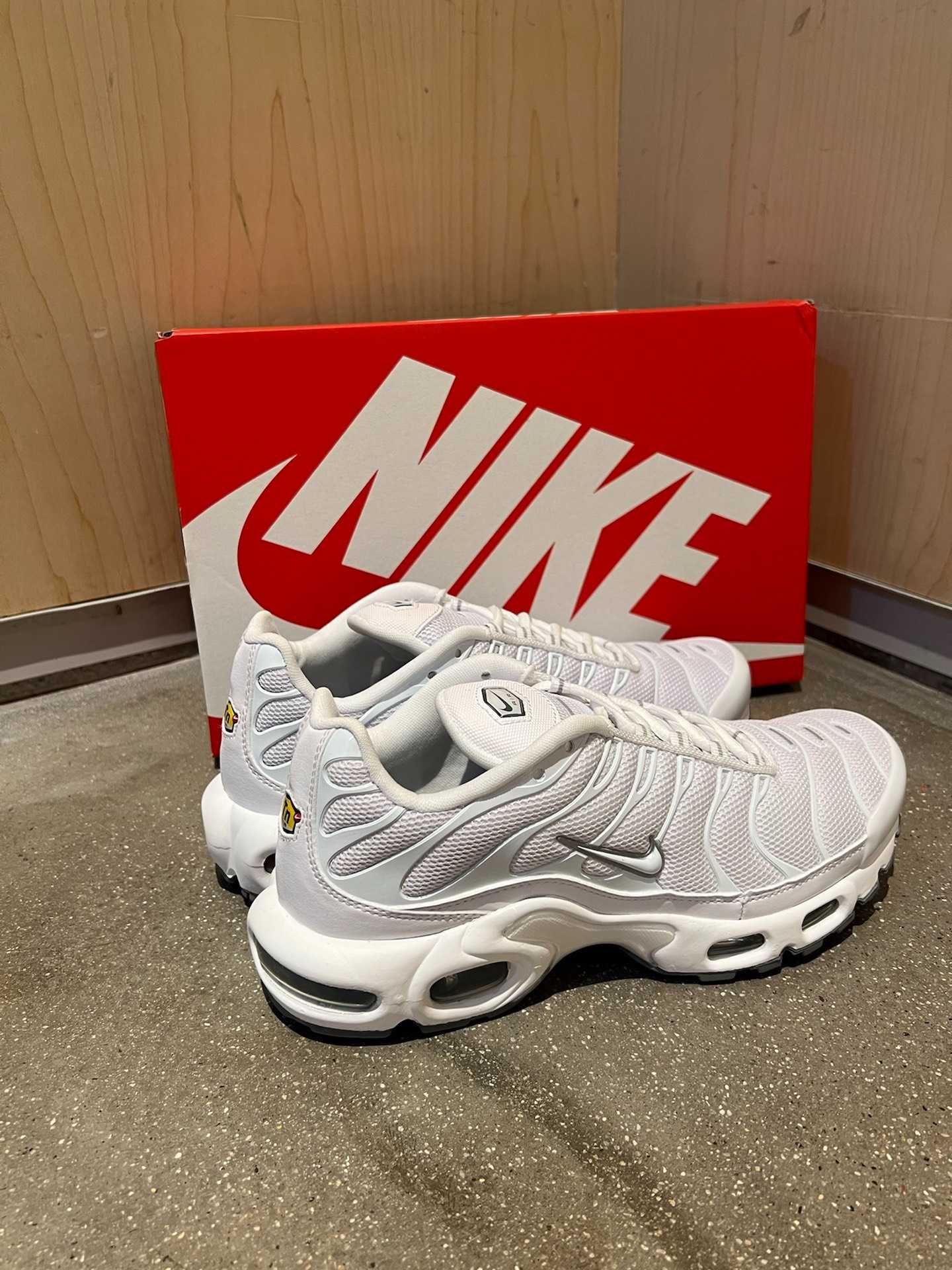 Nowe oryginalne NikeAirMaxTN białe 42