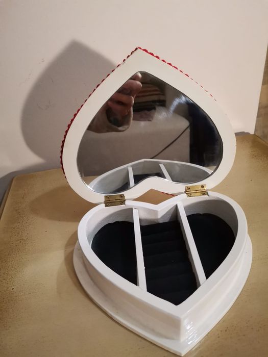 Guarda jóias em forma de coração, com a tampa forrada a linho bordado.