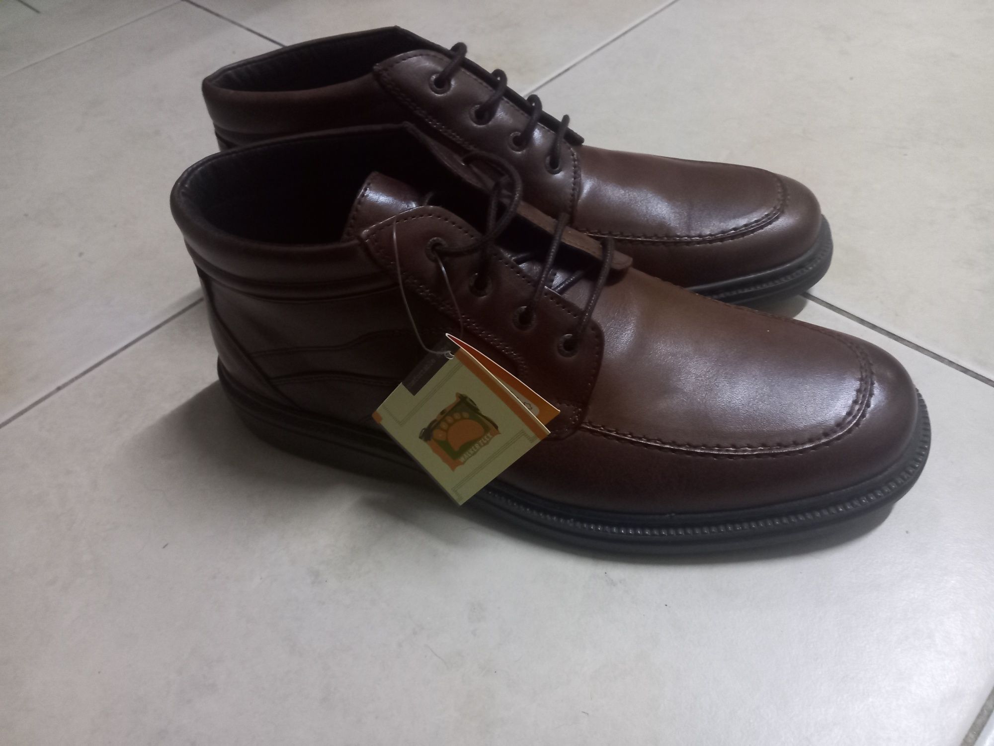 Vendo botins  em pele novos nunca usados