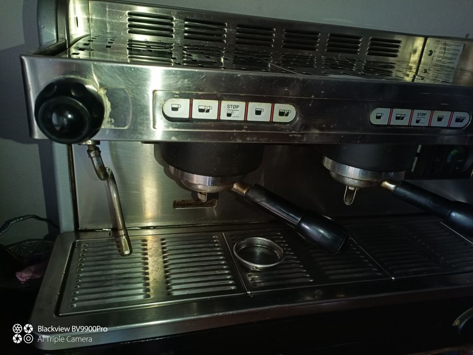Máquina de café industrial em bom estado