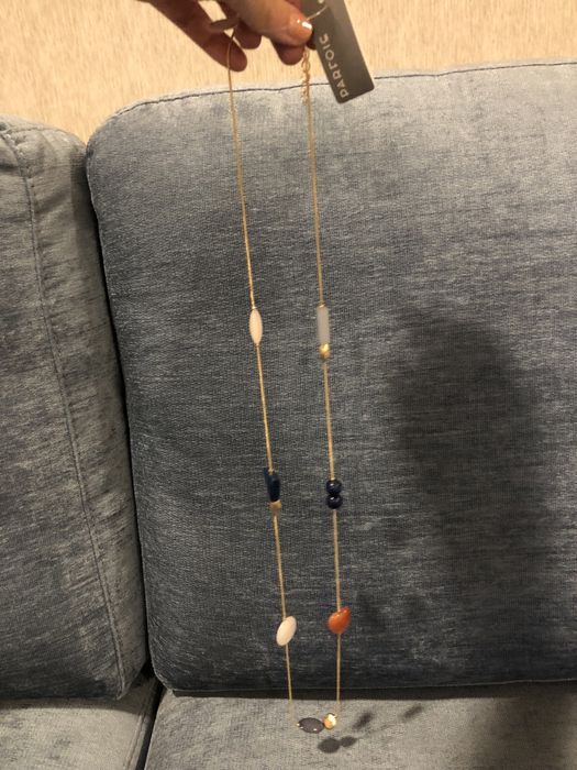 Colar comprido dourado com pedras