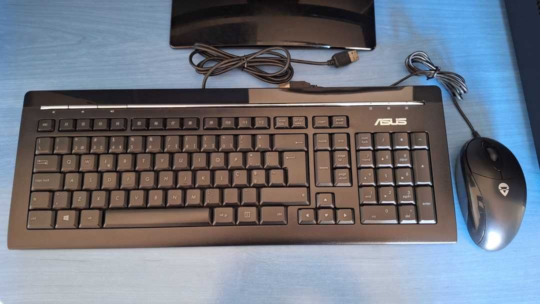 Asus MiniTower Core i7 3.3GHz.- 16GB Ram- HDD 1 TB