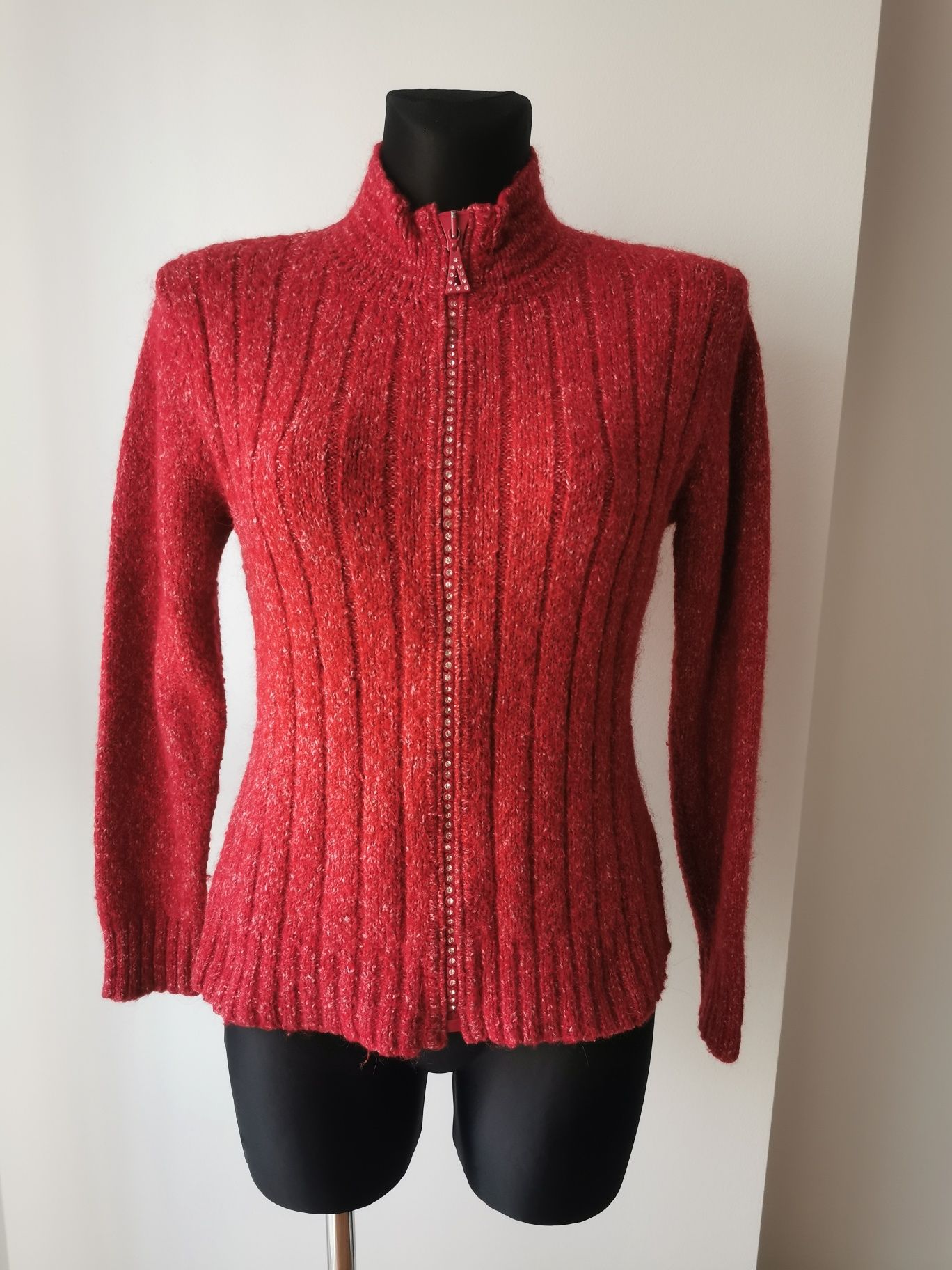 Sweter z ozdobnym zamkiem
