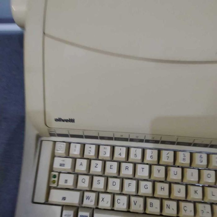 máquina de escrever elétrica, quase nova