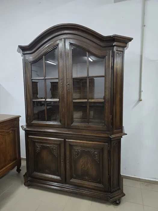 Komplet mebli w stylu klasycznym – komoda z lustrem, witryna, stół i 6