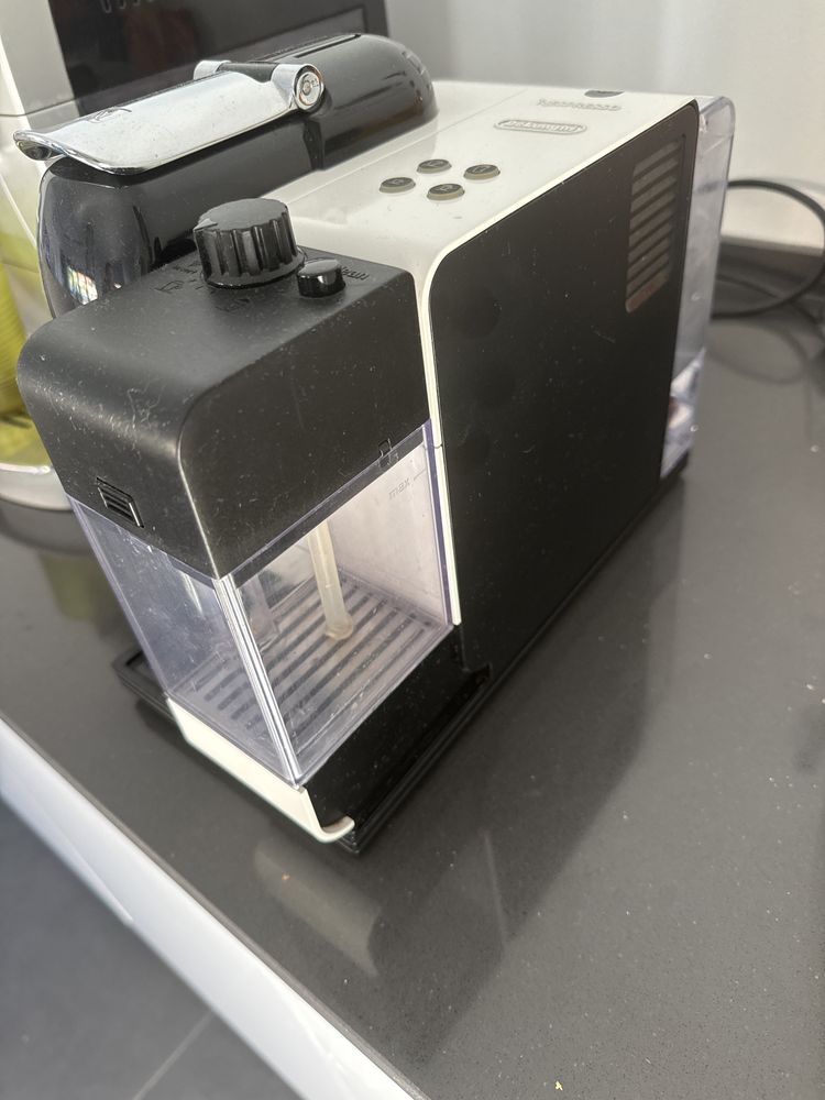 Maquina de cafe capsulas Nespresso Delongui