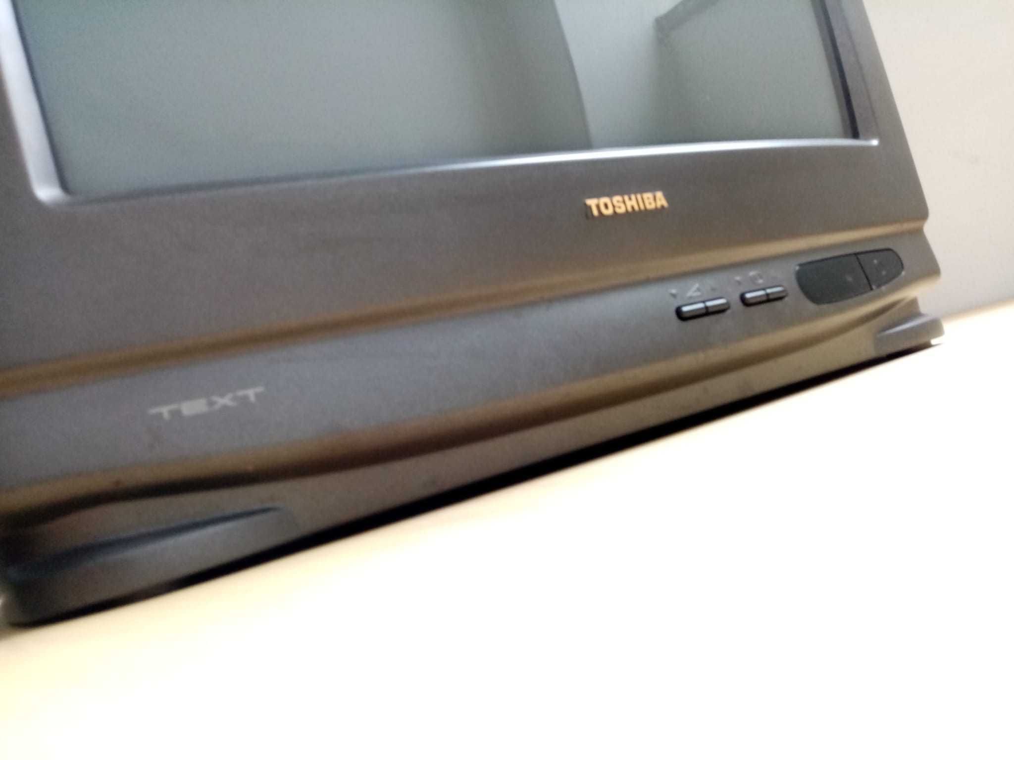 televisão Toshiba 1752TD, de 42 cm, em pleno funcionamento