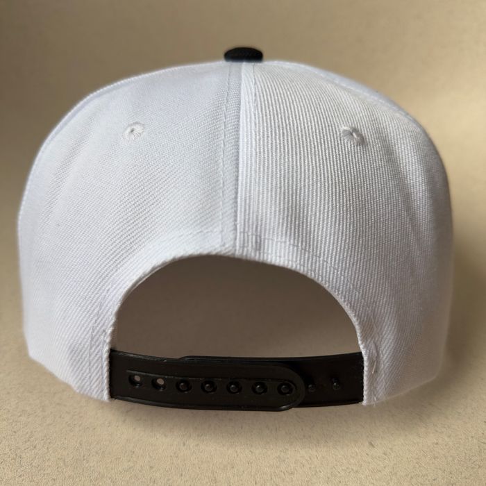 Czapka Compton – biała z czarnym daszkiem | Nowa | Streetwear styl