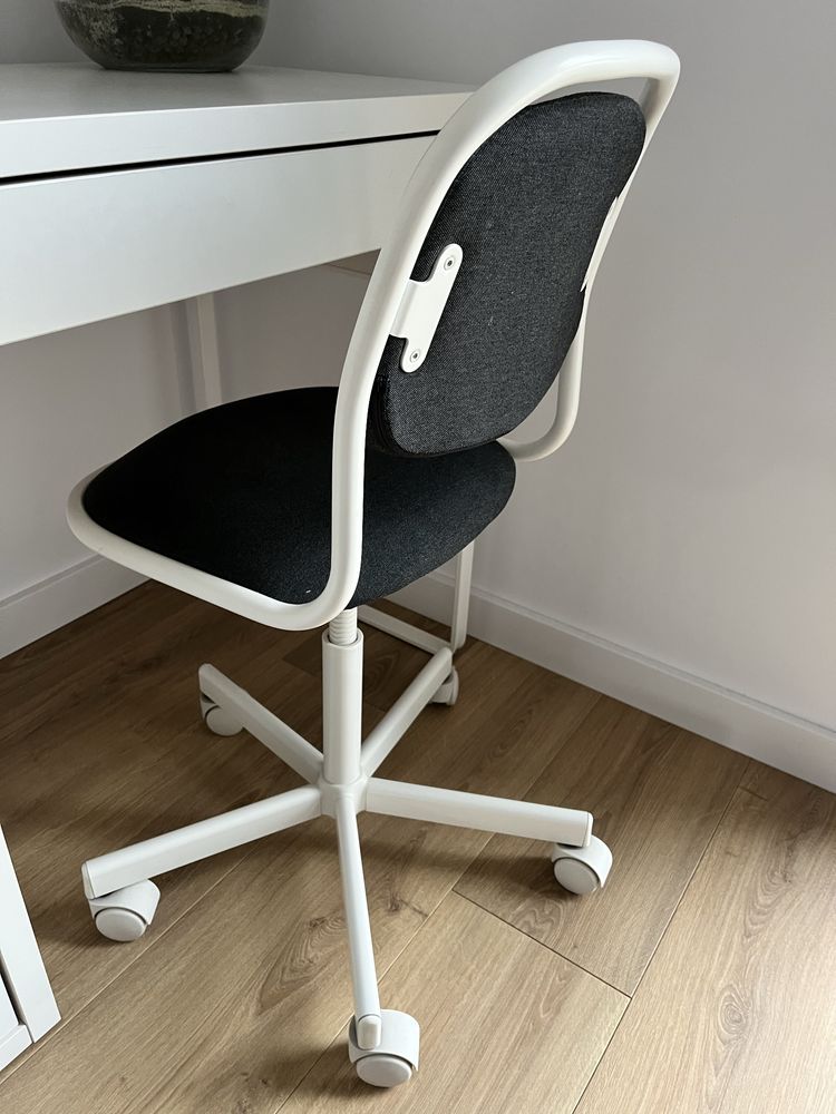Biurko i krzeselko krzeslo obrotowe Ikea