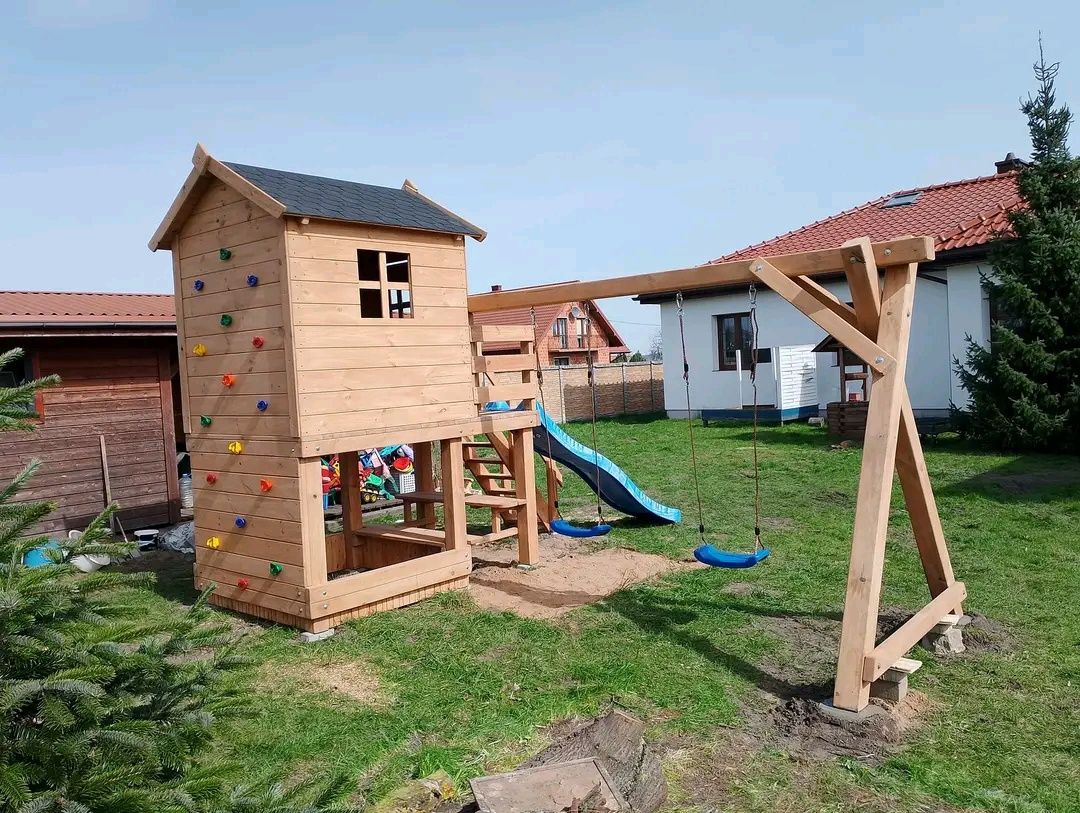 Drewniany domek dla dzieci, drewniany plac zabaw dla dzieci