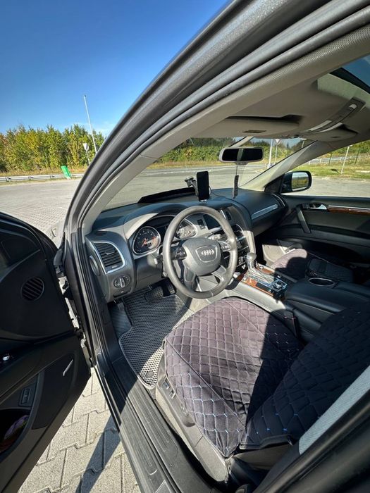 Ауді Q7 2012 р. Машина на повному ходу.
