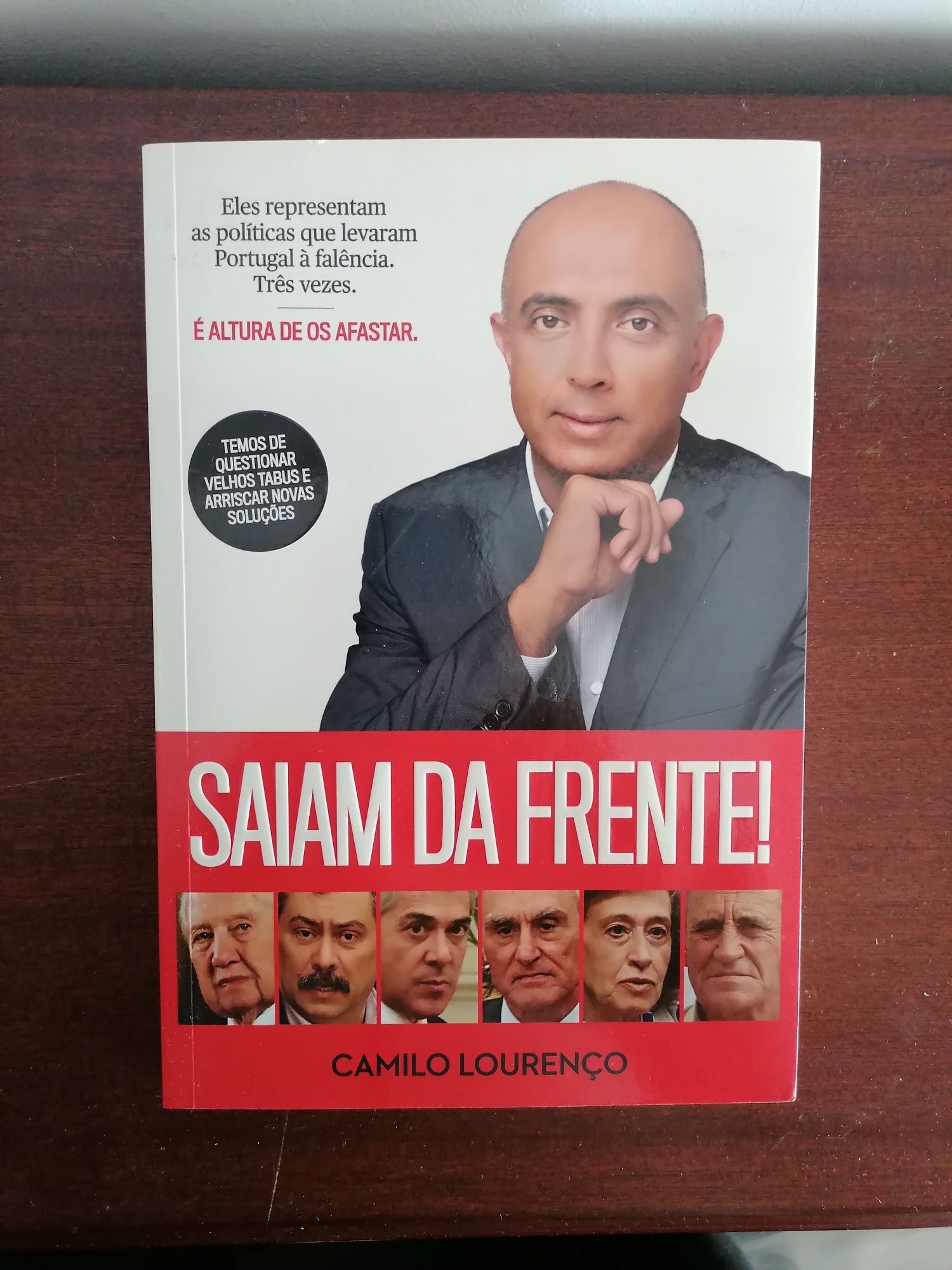 Livro "Saiam da Frente!" de Camilo Lourenço