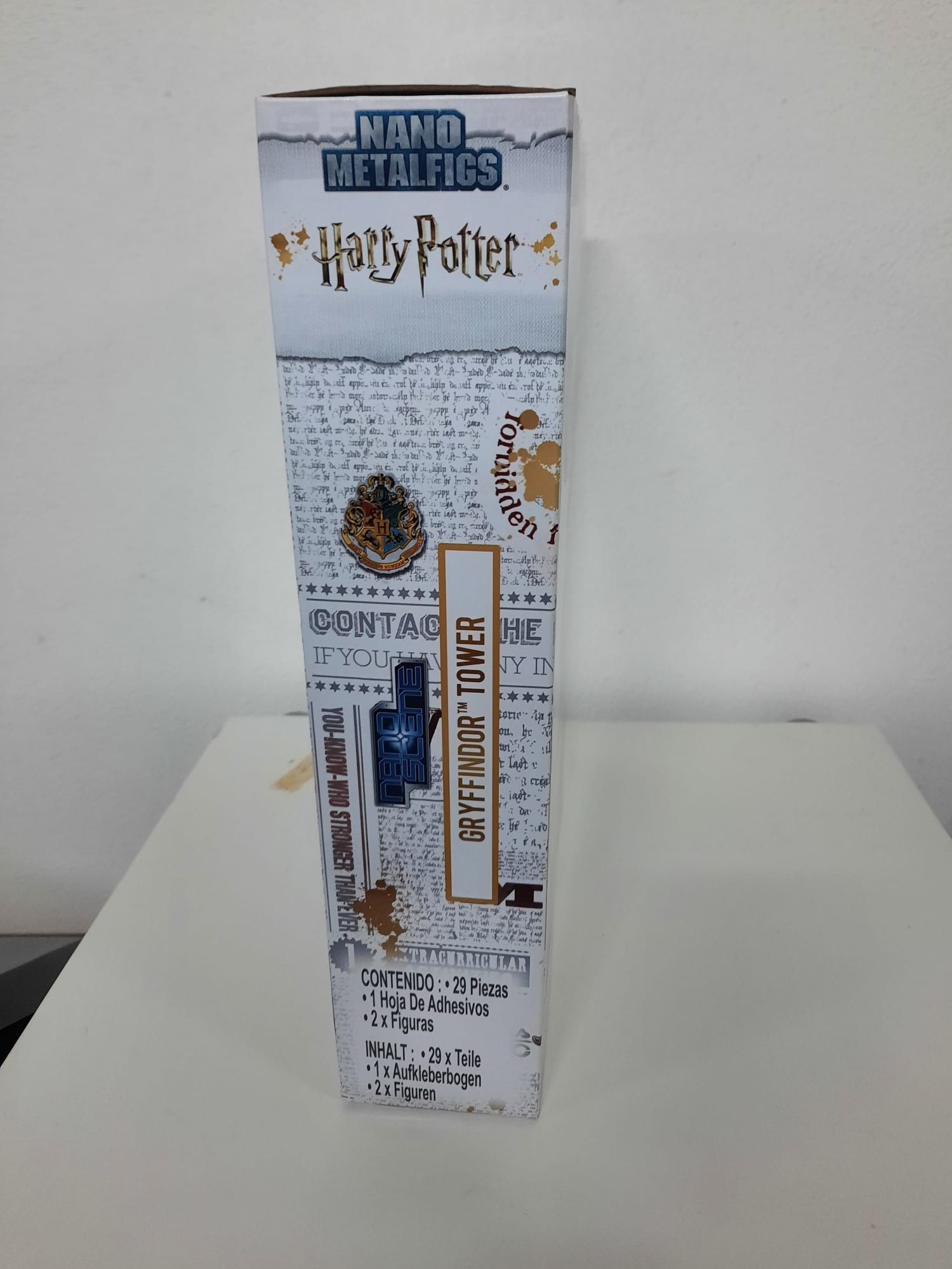 Torre Gryffindor com figuras metálicas Harry Potter novo