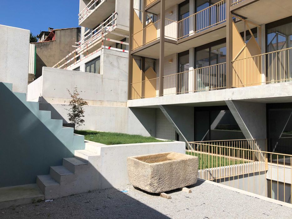 Aluga-se apartamento T2 moderno com lugar de garagem e arrumos