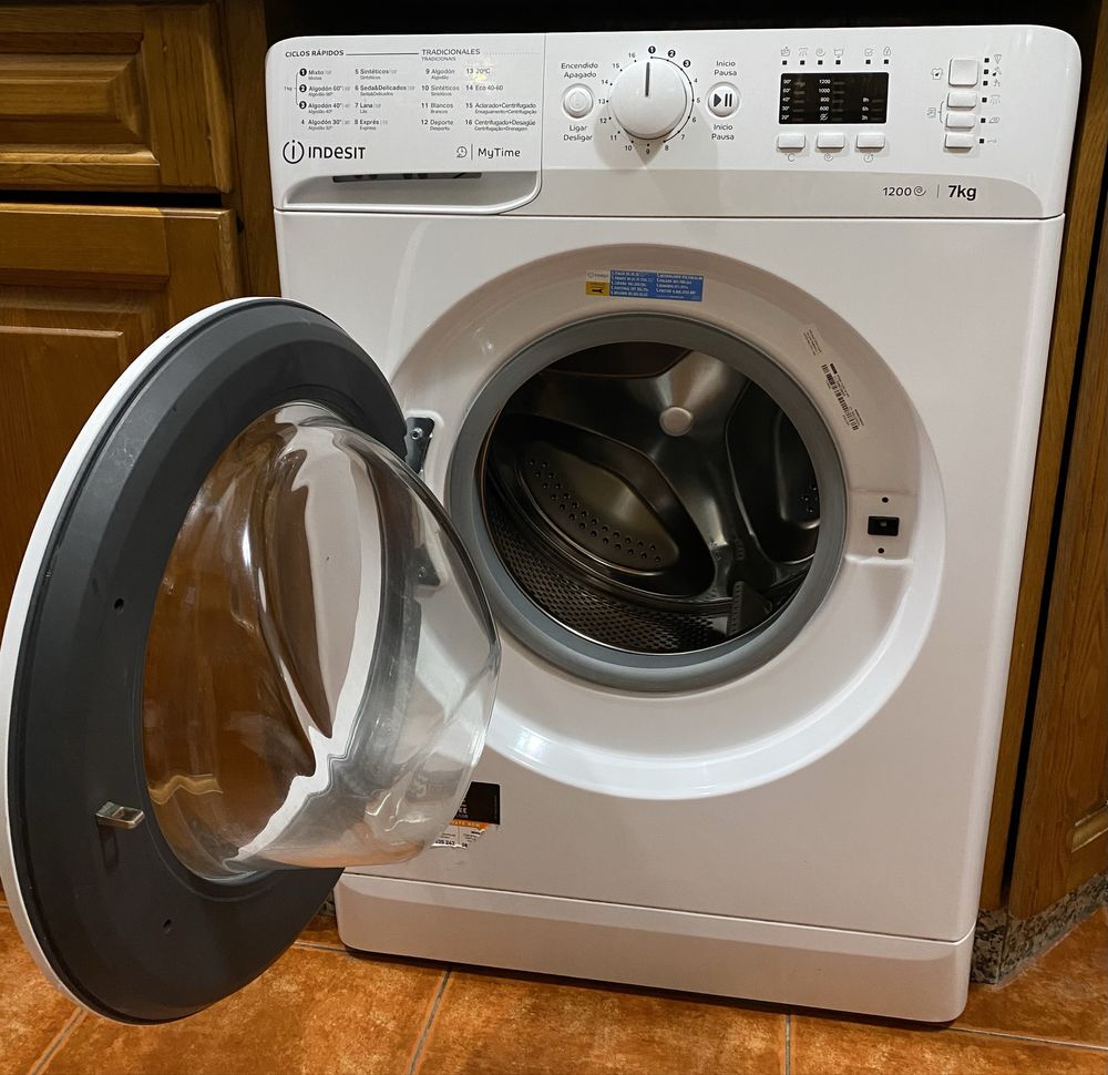 Máquina Lavar Roupa INDESIT