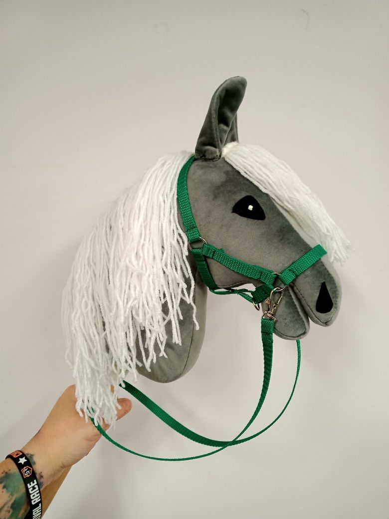 Hobby horse jasny szary z kantarem i wodzami