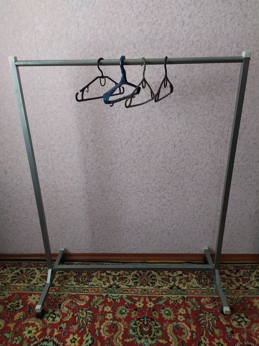 Вішалка стійка металева для одягу, пересувна