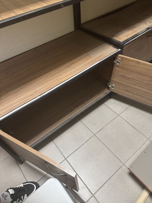 Стелаж з поличками