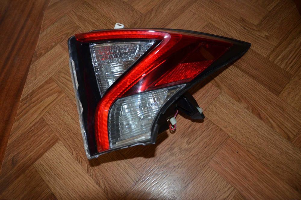 Фара Toyota Prius права задня робоча без зовнішнього скла