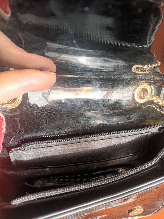 Mala de verniz com corrente dourada