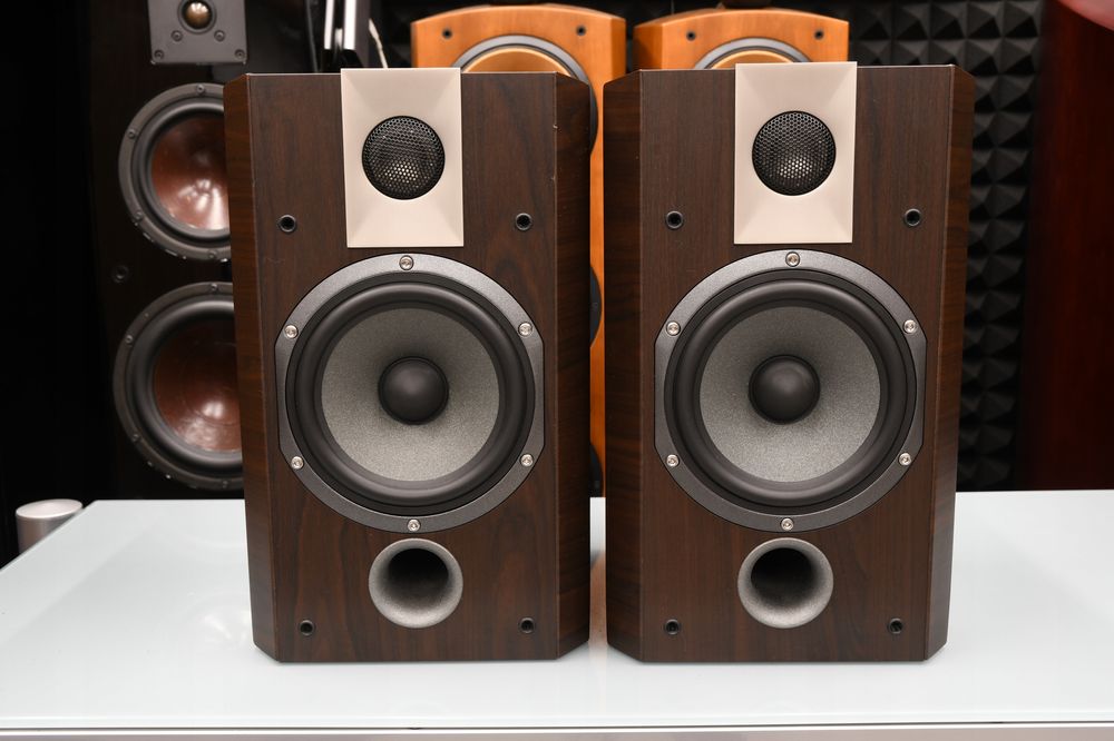 kolumny podstawkowe głośniki półkowe ścienne Focal Chorus 705v